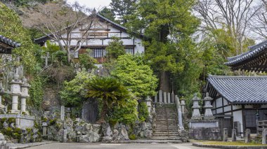 Nara, Japonya - Mach 28, 2025: Japonya 'daki Honshu adası Nara' daki Todai-ji tapınağı kompleks bölgesinde antik ahşap tapınaklardan birinin manzarası