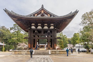 Nara, Japonya - Mach 28, 2025: Todai-ji Shoro (Çan Kulesi) Todai-ji Tapınağı Japonya 'daki Nara, Honshu Adası' nda bulunmaktadır.