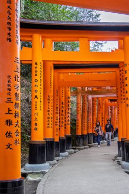 Kyoto, Japonya - Mach 28, 2025: Torii kapısının manzaralı manzarası Fushimi Inari Taisha 'nın tepesinde yürüyor, Japonya' nın Kyoto şehrinde üst düzey torii kapısı deneyimi