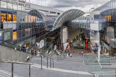 Kyoto, Japonya - Mach 28, 2025: Japonya 'nın merkez koridoru modern merkez tren istasyonu manzarası