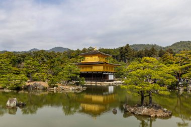 Kinkakuji Tapınağı 'nın (Altın Köşk) manzarası Japonya' nın Kyoto kentindeki gölete yansıdı.