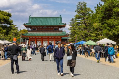 Kyoto, Japonya - 29 Mart 2025: Japonya 'da Heiankyo Heiankyo' daki Heian Jongu türbesinin Sanmon kapısı önünde yürüyen kalabalık