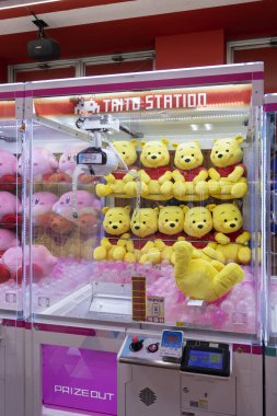 Osaka, Japonya - 30 Mart 2025: Osaka, Japonya 'daki Arcade claw Taito istasyonundaki Winnie the Pooh pelüş oyuncaklarına yakın çekim