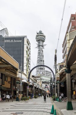 Osaka, Japonya - 30 Mart 2025: Osaka 'daki Shin Sekai Mahallesi' nde Osaka Kulesi ile şehir manzarası