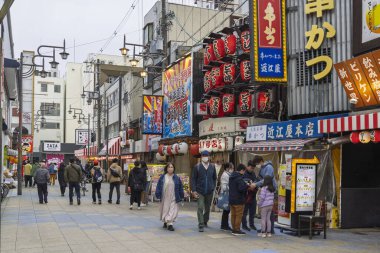 Osaka, Japonya - 30 Mart 2025: Osaka, Japonya 'da birçok renkli restoran, dükkan ve faaliyet merkezi bulunan Streetview Shin Sekai Mahallesi
