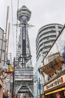 Osaka, Japonya - 30 Mart 2025: Osaka 'daki Shin Sekai Mahallesi' nde Osaka Kulesi ile şehir manzarası