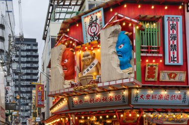 Osaka, Japonya - 30 Mart 2025: Osaka, Japonya 'da birçok renkli restoran, dükkan ve faaliyet merkezi bulunan Streetview Shin Sekai Mahallesi