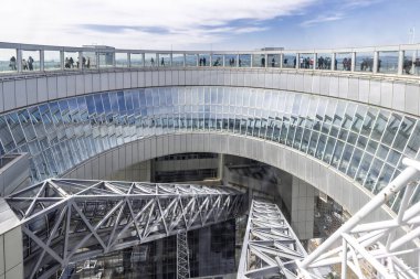 Osaka, Japonya - 31 Mart 2025: Osaka, Japonya 'daki Omeda gökyüzü binasının çatısındaki gözlemevi. Modern mimari
