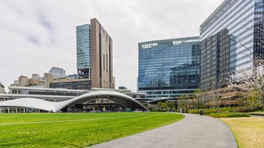 Osaka, Japonya - 31 Mart 2025: Umekita Parkı 'nın gökdelenlerle çevrili sokak manzarası ve merkez istasyon Osaka, Japonya