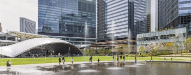 Osaka, Japonya - 31 Mart 2025 Umekita Parkı 'nın gökdelenlerle çevrili panoramik manzarası ve merkez istasyonu Osaka, Japonya