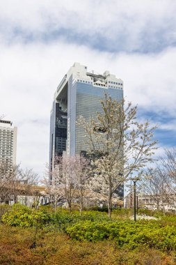 Umekita Parkı 'nın merkez istasyon boyunca manzarası, Japonya' nın Osaka kentindeki Umeda gökyüzü binası