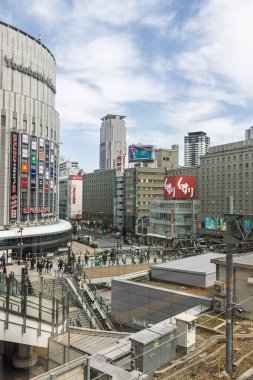 Osaka, Japonya - 31 Mart 2025: Japonya 'nın Osaka kentindeki merkez JR tren istasyonu manzarası