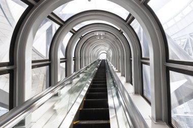 Osaka, Japonya - 31 Mart 2025: Osaka, Japonya 'daki Omeda gökyüzü binasının gözlemevine yürüyen merdiven. Modern mimari