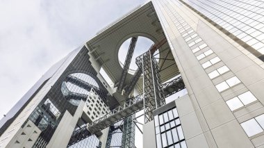 Osaka, Japonya - 31 Mart 2025: Osaka, Japonya 'daki etkileyici Omeda gökyüzü binası ve rasathanesine yakından bakmak. Modern mimari
