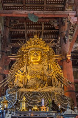 Nara, Japonya - 28 Mart 2025: Japonya 'nın Honshu adası Nara' da bulunan Todai-ji Daibutsuden 'da (Büyük Buda Salonu) güzel büyük altın Buda