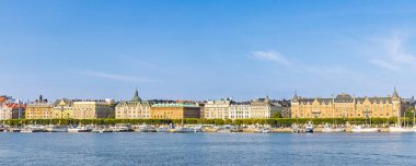 İsveç 'in tarihi Stockholm merkezi Gamla Stan Adası' nın panoramik manzarası. Şehir manzarası, seyahat ve İsveç yaşam tarzı temaları için ideal.
