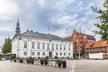 İsveç 'in güney kıyısındaki Ystad, Skane Ian' ın pitoresk şehir meydanı manzarası