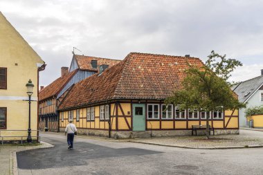 İsveç 'in güney kıyısındaki Skane lan' da yarı ahşap evlere sahip pitoresk şehir Ystad manzaralı.
