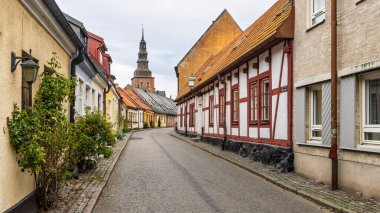 Resimli yeşil sokak manzaralı kilise ve Ystad kasabasındaki evler, İsveç 'in güney kıyısındaki Skane Ian