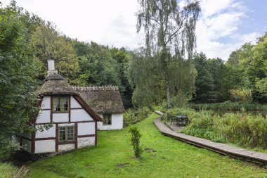 Danimarka 'nın Ronnede kentindeki Gisselfelds ormanlarının ortasında 45 metre yüksekliğindeki orman kulesiyle Kamp Macera Parkı' nda yarı keresteli su değirmeni.