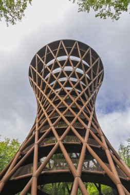 Danimarka 'nın Ronnede kentindeki Gisselfelds ormanlarının ortasındaki 45 metre yüksekliğindeki ahşap orman kulesinin alt görüntüsü. Seyahat, mimarlık ve macera konsepti.