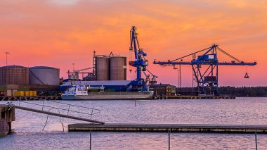 Seeport Oxelosund gün batımı sırasında İsveç'te