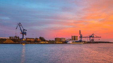 Seeport Oxelosund gün batımı sırasında İsveç'te