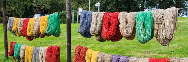 Colored carpet yarn drying at the Tapestry Museum in Genemuiden — 스톡 사진