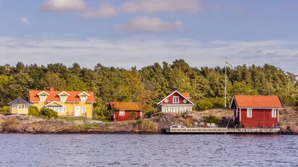 Rote und gelbe Ferienhäuser an der Küste Südschwedens — Stockfoto