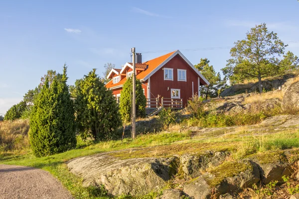 스웨덴, 주로 알려진 섬 Harstena에 빨간 오두막 — 스톡 사진