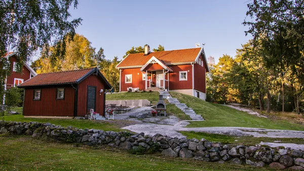 Casa de campo roja en la isla Harstena en Suecia, principalmente conocida — Foto de Stock