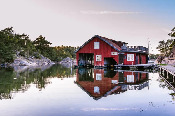 Tradycyjne boathouse na wyspie Harstena w Szwecji. — Zdjęcie stockowe