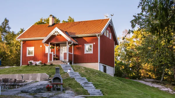 Red cottage on the island Harstena in Sweden, principally known — Stock Photo, Image