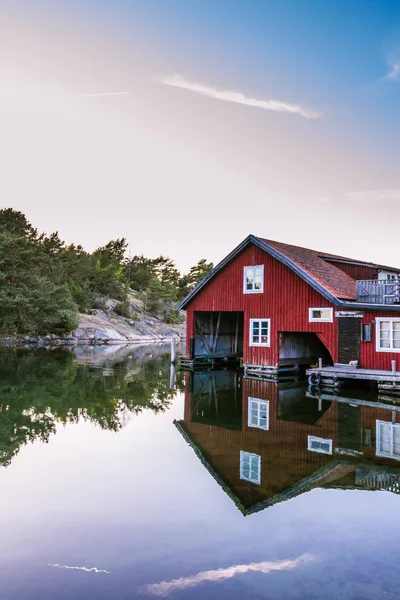 Παραδοσιακά boathouse για το νησί Harstena στη Σουηδία. — Φωτογραφία Αρχείου