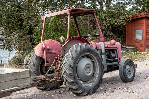 Retro červená starý traktor s vůz. — Stock fotografie