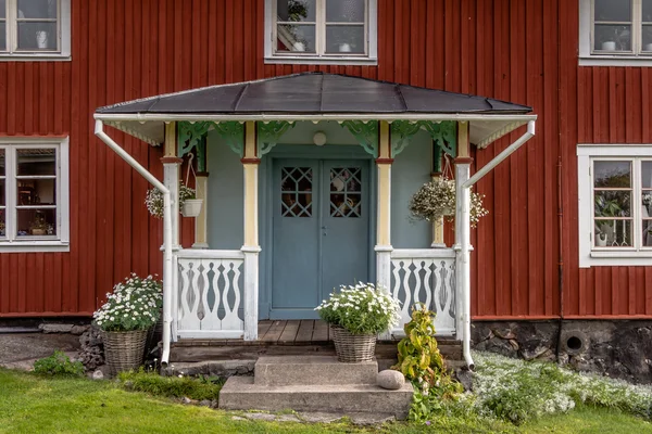 With flowers decorated facade Rof a ed cottage on the island Har — Stock Photo, Image