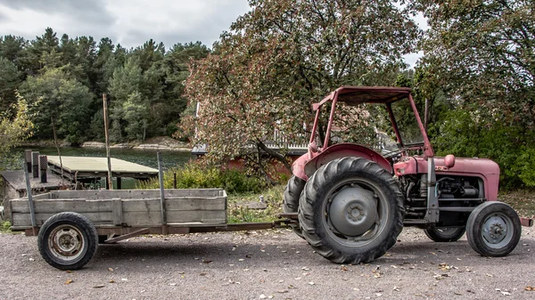 Retro roter alter Traktor mit Wagen — Stockfoto