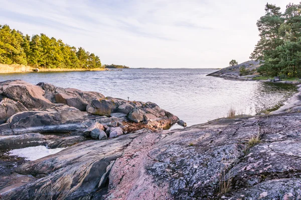 Blick auf die Ostsee in den frühen Morgenstunden von einem kleinen felsigen — Stockfoto