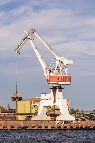 Lavorare gru scaricare il carico in un porto marittimo in Svezia — Foto Stock