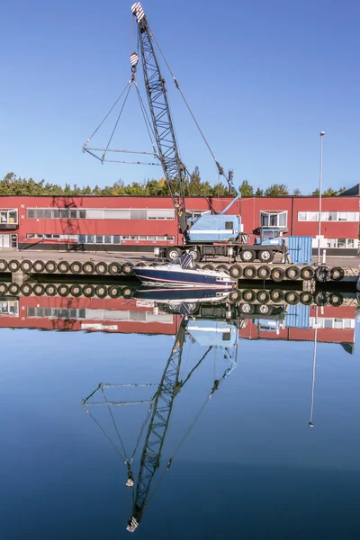 Blå kran för att lyfta båtar ur vattnet — Stockfoto