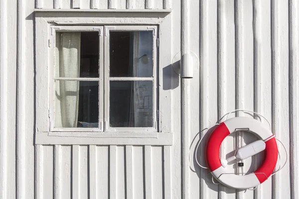 벽에 lifebelt와 함께 흰색 목조 주택 — 스톡 사진
