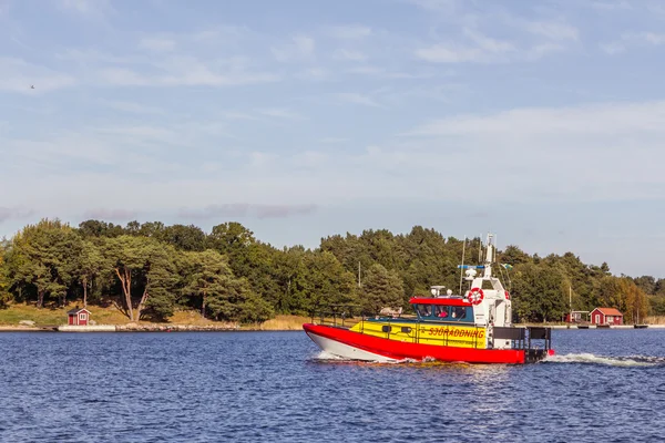 ARKOSUND, SWEDEN - 30 СЕНТЯБРЯ 2015 г.: Старая народная школа на острове Харстена в Швеции — стоковое фото