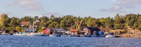 АРКОШВЕЦИЯ, ШВЕЦИЯ, 30 СЕНТЯБРЯ 2015 г.: Маленькая деревенька с красным домиком на юге Швеции — стоковое фото