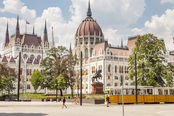 BUDAPEST, HUNGRÍA - 23 de julio de 2015: Edificio del Parlamento en Budapest Hungría — Foto de Stock