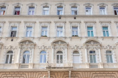Budapeşte Macaristan ile eski bir daire buidling cephe bir 