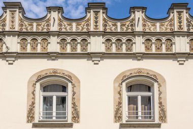 Budapeşte Macaristan ile eski bir daire buidling cephe bir 