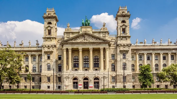 The facade of the Neprajzi Museum on Kossuth square in Budapest, Hungary. — Stock Photo, Image
