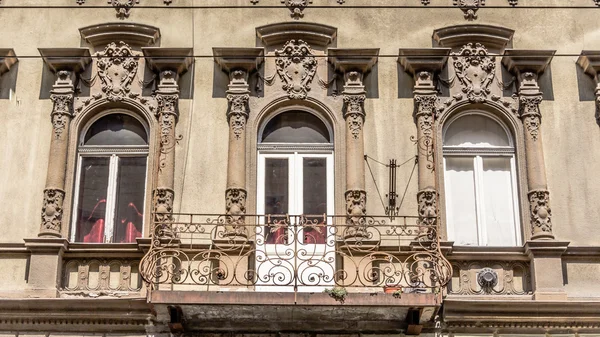 Gevel van een oude appartement bouwspel in Boedapest Hongarije — Stockfoto