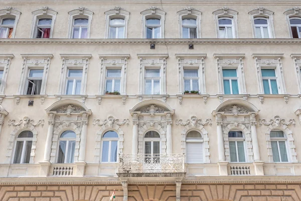 Fachada de un antiguo apartamento en Budapest Hungría con un —  Fotos de Stock