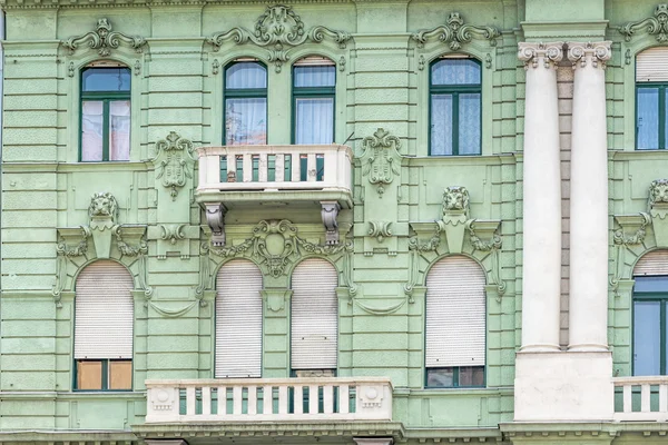 Budapeşte Macaristan ile eski bir daire buidling cephe bir 